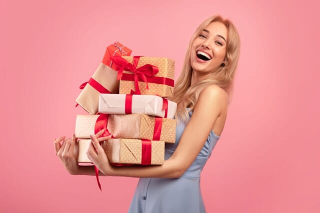 チャットレディはお客さんからプレゼントをいただくことも多いです🎁

あるサイトでは会員さんが気に入った女性へ贈り物を送れる機能があり、サイトと事務所が間に入って住所を教えなくても贈り物が届くようになってるので安心です✨

事務所には毎日のように女の子へのプレゼントが届きますよ😄👍

プレゼントには高級なブランド物からお菓子や日用品まで幅広い品物があります♪

あるチャトレさんは引っ越しする時に家電やキッチン用品、お米までお客さんからもらってる子もいましたよ（笑）

@chancesapporochatlady
https://bit.ly/3oQLvzC
TEL：0120-418-777

#チャンス札幌 #CHANCE #チャットレディ #チャトレ #すすきの #札幌駅 #大通り #メイク #盛れる #詐欺メイク #18歳以上 #ノルマ無し #ボーナスあり #高収入 #日払い #スキマ時間 #稼げる副業 #在宅 #リモート #稼げる #未経験者歓迎 #ママさん歓迎 #女性スタッフ対応 #コロナ対策 #chatlady #livechat #online #ギフトマンからの贈り物 #プレゼント #選べるギフト